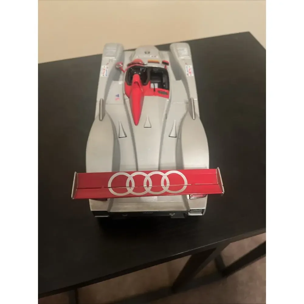 Audi R8 le Mans-Sieger 2000 Team Joest #8 Maisto 1:18 Scale Collectible Car